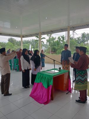 Camat Bukit Batu Menghadiri Pelantikan Dua Perangkat Desa Buruk Bakul.