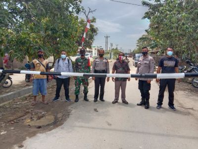 Cegah Penyebaran virus Covid 19 Pemdes Sei Sejenggi membuat Portal diperbatasan Desa