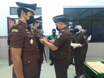 Dua Kasubsi Bidang Intel dan 5 Orang Lainnya di Kejari Kampar Dilantik