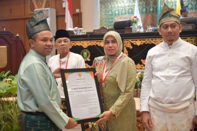Gubernur Riau Anugerahkan Penghargaan Untuk Syekh H Muhammad Yusuf dan H Arsyad MS Asal Bengkalis