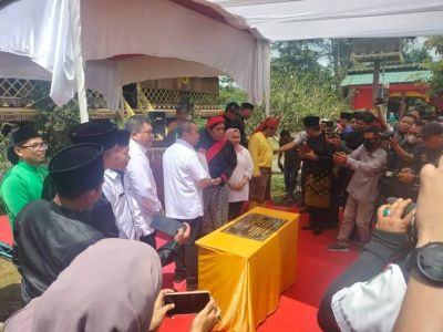 Gubernur Riau didampingi Bapati Bengkalis,Menyerahkan SK pengakuan Hukum Adat dan Hutan Adat
