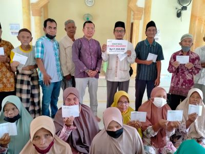 H. Asrisl Awaloddin Pemilik PKS. PCR,  Bagikan zakat mal kepada mustahik sekitar pabrik