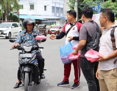 Jumat berkah, Satnarkoba Polres Labuhanbatu Bagi nasi kotak kemasyarakat