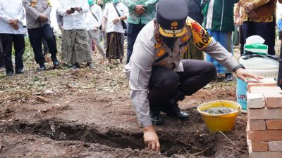 Kapolda Riau Bersama Bupati Siak, Letakkan Batu Pertama Pembangunan 2 Ponpes di Kabupaten Siak