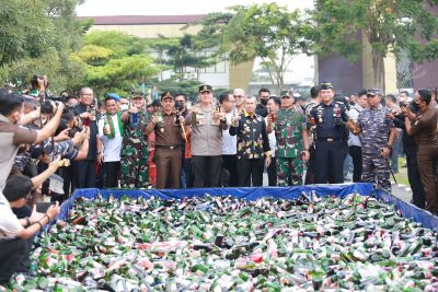Kapolda Riau Irjen Iqbal Gelar Musnahkan Miras,  Dilakukan di Markas Polda Riau