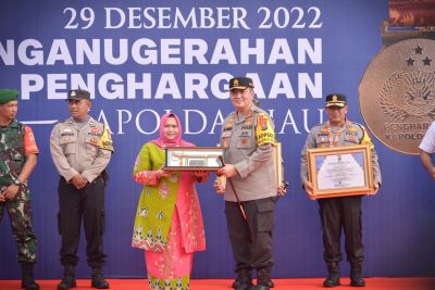 Kapolda Riau Irjen Pol Mohammad Iqbal, Berikan Penghargaan Terbaik Bupati Kasmarni