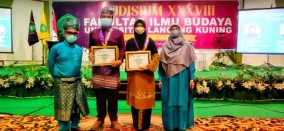 Ketua DKR Riau Raih Gelar Sarjana,Pemuncak Yudisium FIB Unilak Mendapatkan Penghargaan Dari Dekan