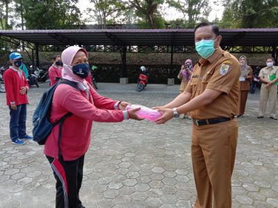 Memotivasi Pekerja, DLH Pelalawan Beri Bantuan Tumbler Kepetugas Kebersihan