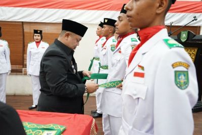 Pasukan Pengibaran Bendera Kecamatan Mandau Dikukuhkan Oleh Camat Mandau Riki Rahardi