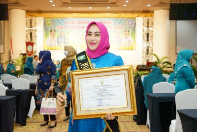 Piala dan Piagam Nasional kepada Dewi Asdinar Bunda PAUD Kecamatan Mandau
