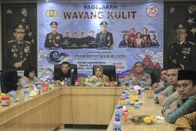 Plt. Bupati Saksikan Pagelaran Wayang Kulit dalam peringatan Hari Bhayangkara