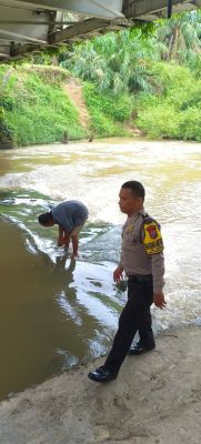 Polres Labuhanbatu Lakukan Pengecekan Debit Air Sungai Aek Kundur Akibat Perubahan Cuaca