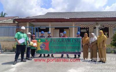 PT Pelita Agung Agrindustri memberikan bantuan sarana olahraga kepada SD Negeri 17 Batsol