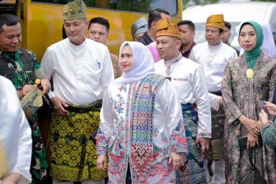 Pulang Dari Pelantikan dan Retreat, Bupati Kasmarni Disambut Meriah di Bumi Lancang Kuning
