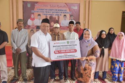 Safari Ramadhan Perdana, Bupati Kasmarni Serahkan Bantuan Kepada Masyarakat Bengkalis