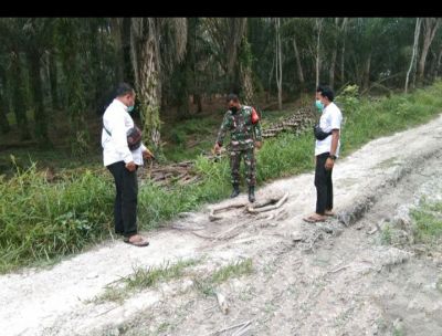 Suksesan TMMD K110 Kodim 0313/KPR,Babinsa Koramil 09/Langgam Goro Pembersihan Parit