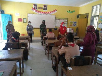 Sukseskan TMMD Ke 110 Kodim 0313/KPR, Babinsa Bersama Tim Kesehatan Pencegahan Covid-19