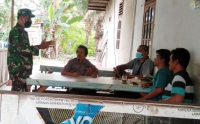Sukseskan TMMD Ke 110 Kodim 0313/KPR Babinsa Koramil 09/Langgam Komsos Dengan Warga Binaanya