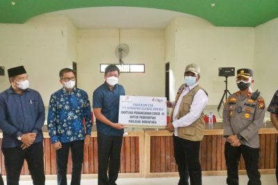 Terima 3000 pcs Masker dari CSR PT Sumatra Global Energi,Bupati Alfedri Serahkan ke Tiga Kampung