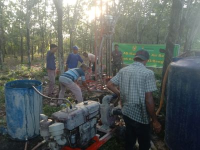 TNI Manunggal Berikan Air Bersih Sasar Puluhan KK dan Rumah Ibadah di Desa Sebangar