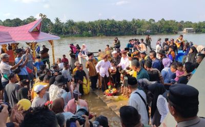 Wakil Ketua DPRD Kampar Repol, Hadiri Acara Balimau Kasai di Desa Batu Belah